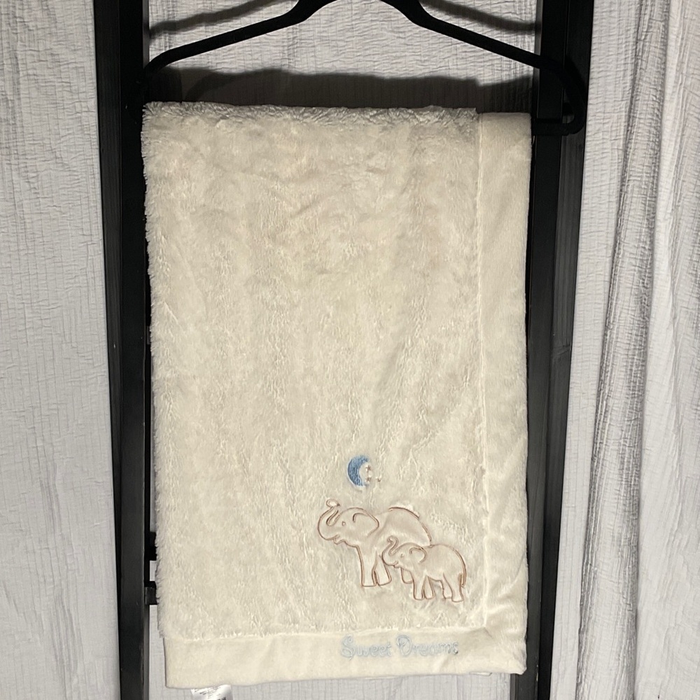 Wendy Bellissimo Cream Blanket with Elephant Design